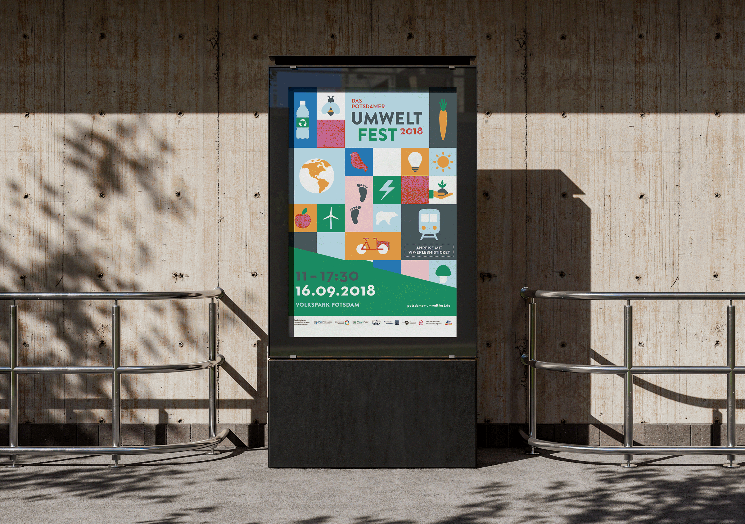 Animierte Plakatserie zum „Potsdamer Umweltfest“ in einer Außenwerbefläche vor einer Betonwand. In der Animation wechseln sich die unterschiedlich gestalteten Veranstaltungsplakate der Jahre 2018 bis 2026 nacheinander ab.